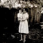 Lotte mit ihrer Tochter Clare, die 1940 geboren wurde.